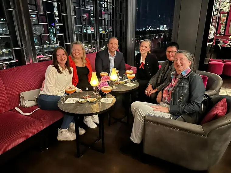 Lounge im China Club mit Blick über Berlin bei Nacht