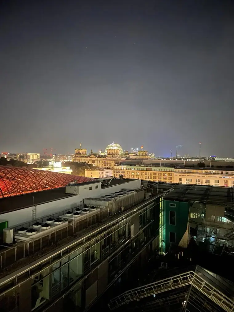 Nächtlicher Blick auf den Reichstag vom China Club