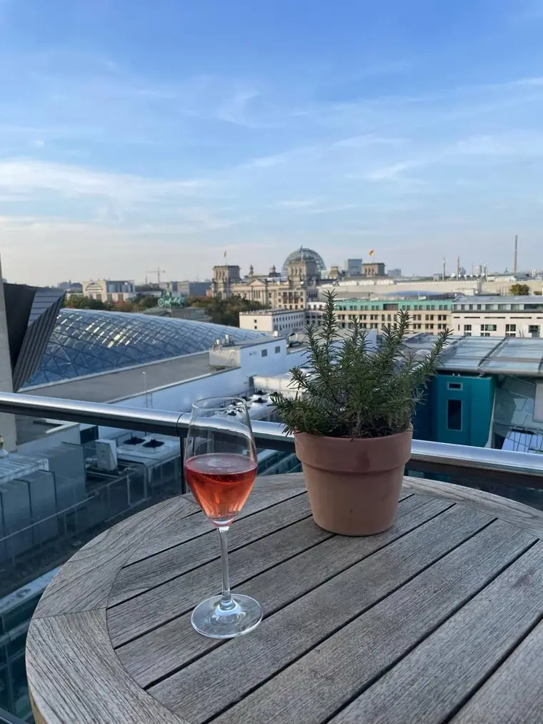 Dachterrasse des China Club mit Blick auf den Reichstag
